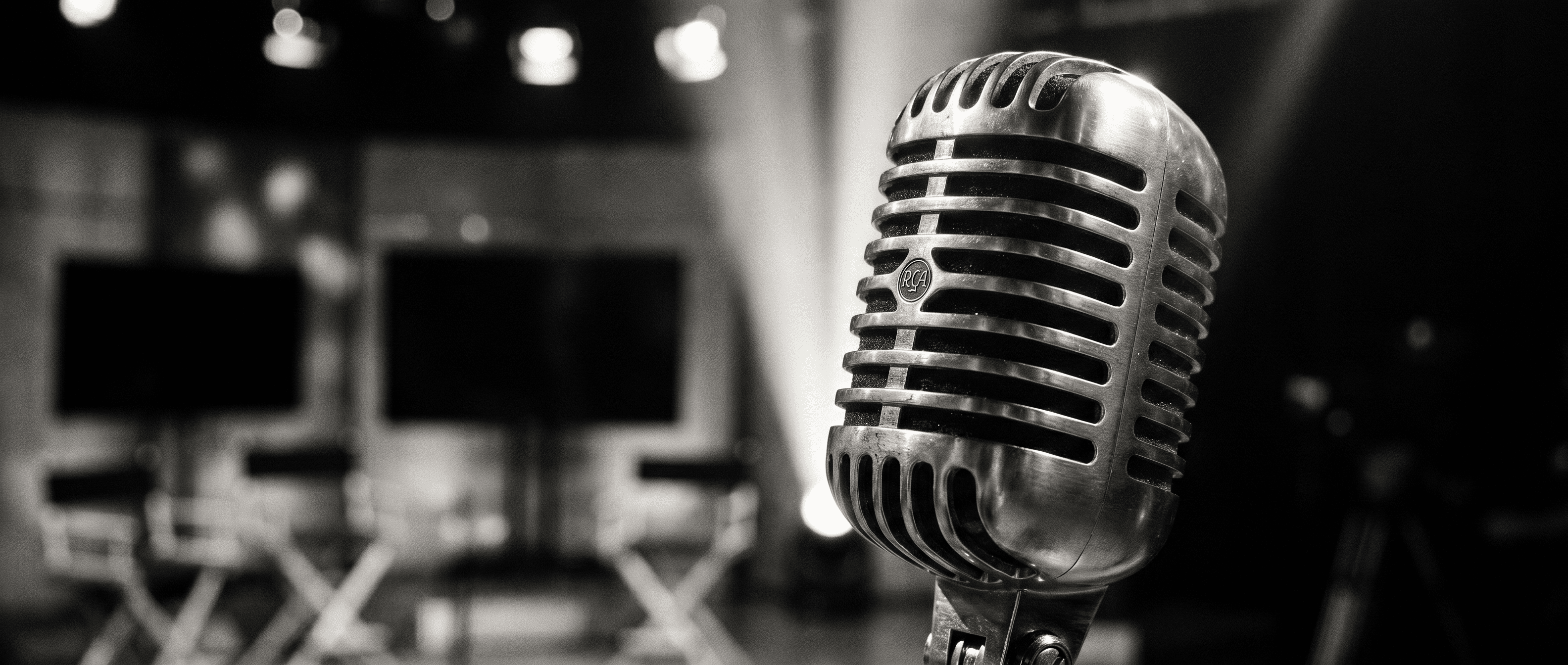 Micro de plateau dans un studio de débat — l’art de la parole publique